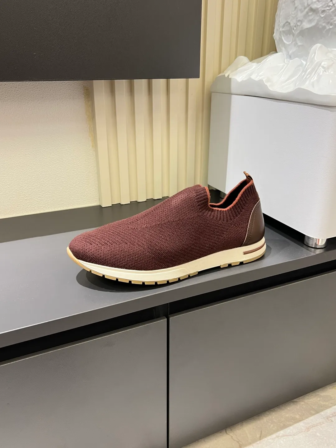 Men's Men's Shoes 💰p380 Loro Men's Shoes 💰piana/Noyo Piana 360 L Men's Shoes 💰p Flexy Walk Men's Sports Shoes These sports shoes are made of knitted wool uppers, and the heel is wrapped in smooth calf leather. Merino sheep are selected from Australia and New Zealand. The upper is machine-woven like a sweater, and then equipped with a white rubber outsole and a Kummel-colored sole. It is both beautiful and non-slip. The fabric is 100% cashmere and the insole is calf leather. It is super comfortable on the feet! Comes with full original packaging! Multiple colors available! Size: 38-44 (45 customized)